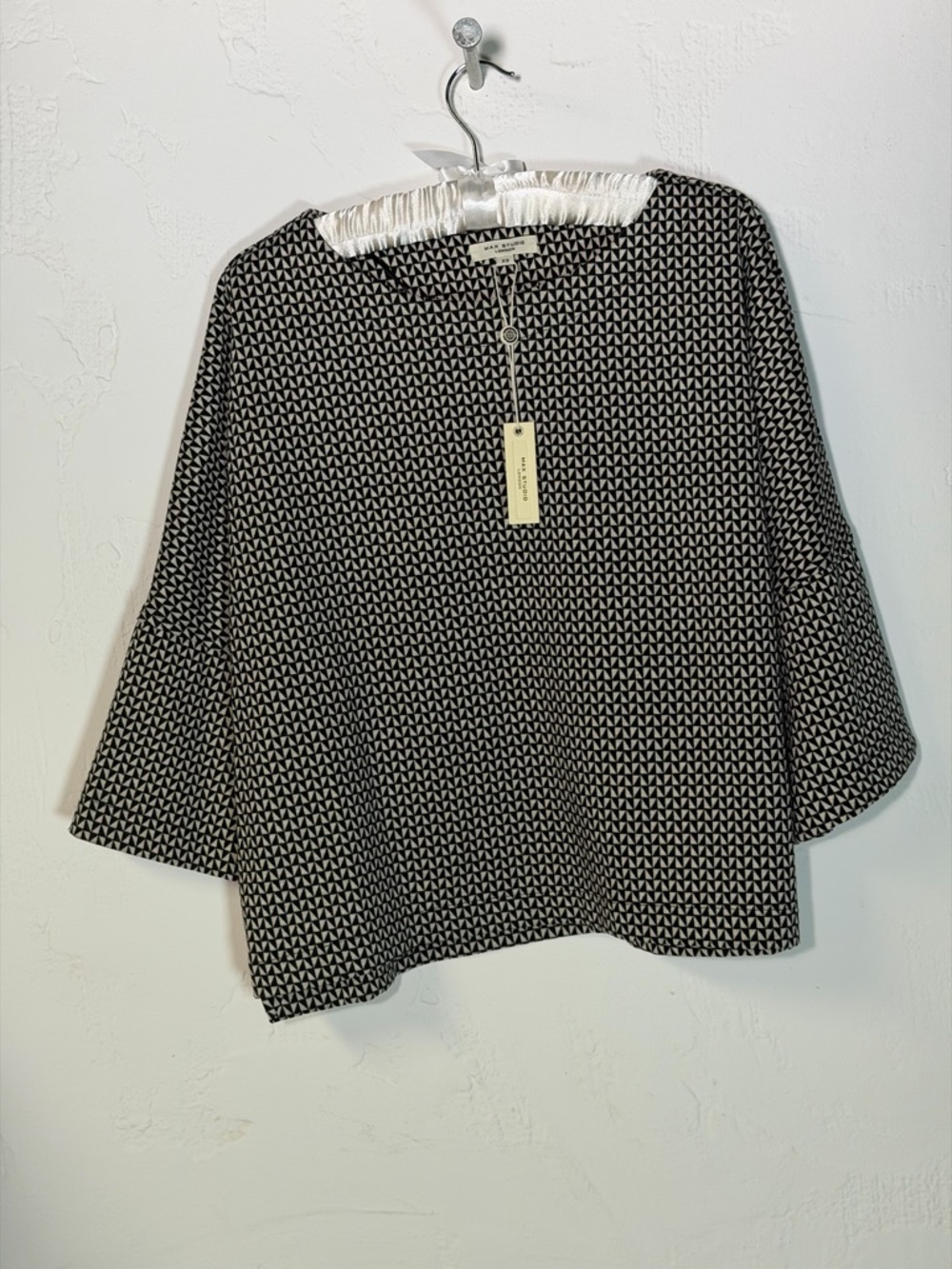 Max Studio Black and Cream Triangle-Print Top 3/4 sleeves box style - perfect - Picture 6 of 16